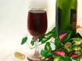 Sólo sklenice červené víno a láhev mezi břečťan listy 