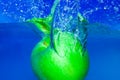 Splash-serie: green apple with blue background