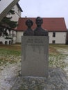 A statue of the Anne Stine and the husband