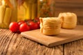 Parený rolovaný syr na drevenej doske