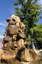 Kamenná fontána v okrasnom parku