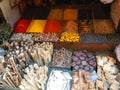 strane radici, spezie coloratissime e profumate in mercato a Kathmandu