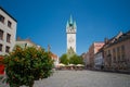 Straubing in Niederbayern, Ortskern Theresienplatz und Stadtturm im Sommer bei blauem Himmel