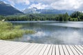 Štrbské pleso, Vysoké Tatry, Slovensko, skoré letné ráno, odrazy od jazera, drevené mólo