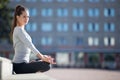 Street yoga: Ardha Padmasana