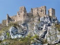 Letný pohľad na zrúcaninu hradu Strečno