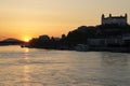 Západ slnka na brehu Dunaja s hradom