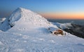 Západ slunce v horách s alpskou chatou