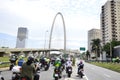 Several Patriots climb the cable-stayed bridge on the motorcycle with President Bolsonaro through the city