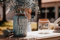 Table decorated for a wedding with flowers and a vase with a motivating phrase