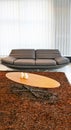 Mesa y sofá 