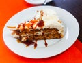 Tarta de zanahoria. Tender sweet slice of soft carrot cake with cream cheese glaze