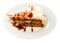 Tarta de zanahoria. Tender sweet slice of soft carrot cake with cream cheese glaze