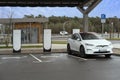 Tesla Model X in Tesla-Supercharger v4 mit Lounge deutscher Fabrik Giga Berlin, Gigafactory Berlin-Brandenburg Tesla location in