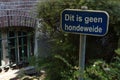 A Dutch sign that indicates that this is not a dog meadow.