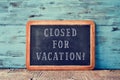Text closed for vacation in a chalkboard Royalty Free Stock Photo