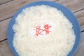 There is a sign of eliminating waste in the middle of a plate of japonica rice
