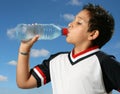 Žíznivý chlapec pití voda ven 