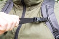 Tighten the chest strap of the backpack. Tighten the belt over your chest. Safety strap on the chest. Pull the belt.