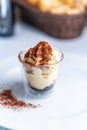 Tiramisu in bicchiere di vetro