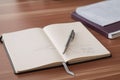 Tisch einem auf liegt Stift Notizbuch