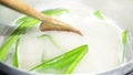 To boil agar, stir the agar with a spatula while boiling. Add the aroma with pandan leaves