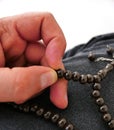 To worship with a hand, hand and rosary with a close-up rosary