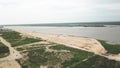 Toma aÃ©rea de construcciÃ³n en la ladera de un rÃ­o