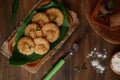 Z tradičný tortu indonézia pomenovaná na drevený stôl 