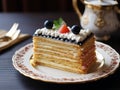 Torta napoleonica decorata con frutti di bosco e frutta