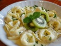 Tortellini cream and kiwi