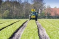 Tractor die landbouwgif spuit, Tractor spraying pesticides