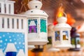 Tradičná výzdoba vianočných trhov, kiosk plný zdobených svetielok