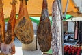 Tradičný španielčina nohy šunka a červené víno na jedlo trh 