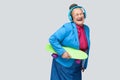 Moderní legrační rozradostněný babička v barvitý ležérní styl 