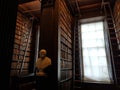 Trinity college inside library book people biblioteca Dublino dublin