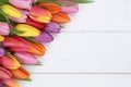 Tulipány kvety na jar alebo matky na drevený doska 