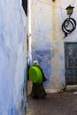 Tunisie. Kairouan. Woman in the medina