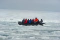 Turistas atrapado en el hielo antartico Royalty Free Stock Photo