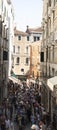 Turisti e persone che camminano tra le strade di Venezia Royalty Free Stock Photo