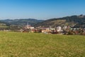 Mesto Turzovka s kopcami naokolo a jasnou oblohou na Slovensku
