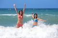 Due giovane ragazza amici giocare mare su 