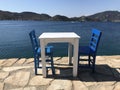 Dos azul sillas y mesa 