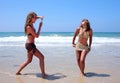 Zwei Frauen Er Strand Er urlaub 