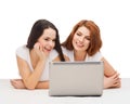 Two smiling teenage girls with laptop computer Royalty Free Stock Photo