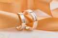 Two-tone wedding rings with ribbon