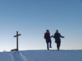 Dos mujeres nieve en colina en país por azul hora 