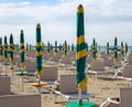 Typický italština pláž v oblast nebo zelený a deštníky stále zavřeno sezóna zahájení 