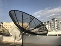 Umbrella antennas radiate vertically polarized ground waves in an omnidirectional radiation pattern and which is fixed in terrace