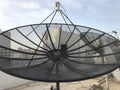 Umbrella antennas radiate vertically polarized ground waves in an omnidirectional radiation pattern and which is fixed in terrace